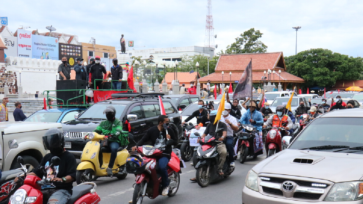โคราชจัดคาร์ม็อบตามหาวัคซีนพร้อมบีบแตรไล่ประยุทธ์