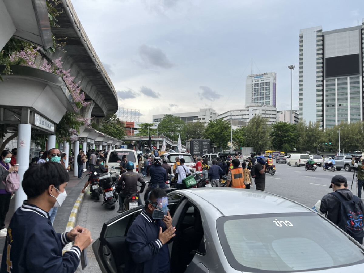 ม็อบทะลุฟ้านัดเคลื่อนขบวนบ้านนายกฯ 