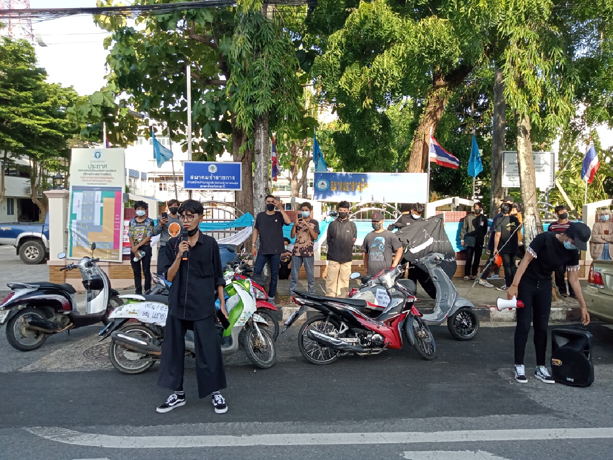 กระบี่ไม่ทน!! ลงถนนทำกิจกรรมคาร์ม็อบ "ไล่ประยุทธ์"