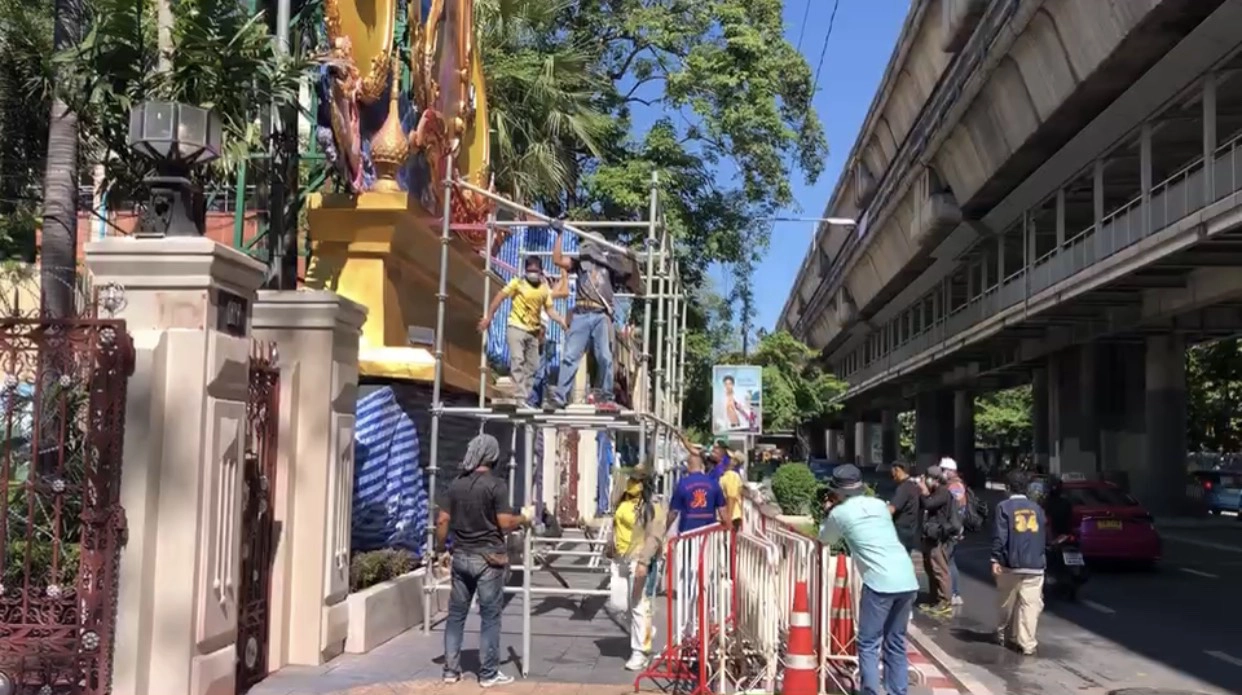 เร่งทำความสะอาดพระฉายาลักษณ์สมเด็จพระพันปีหลวง-ป้าย ตร