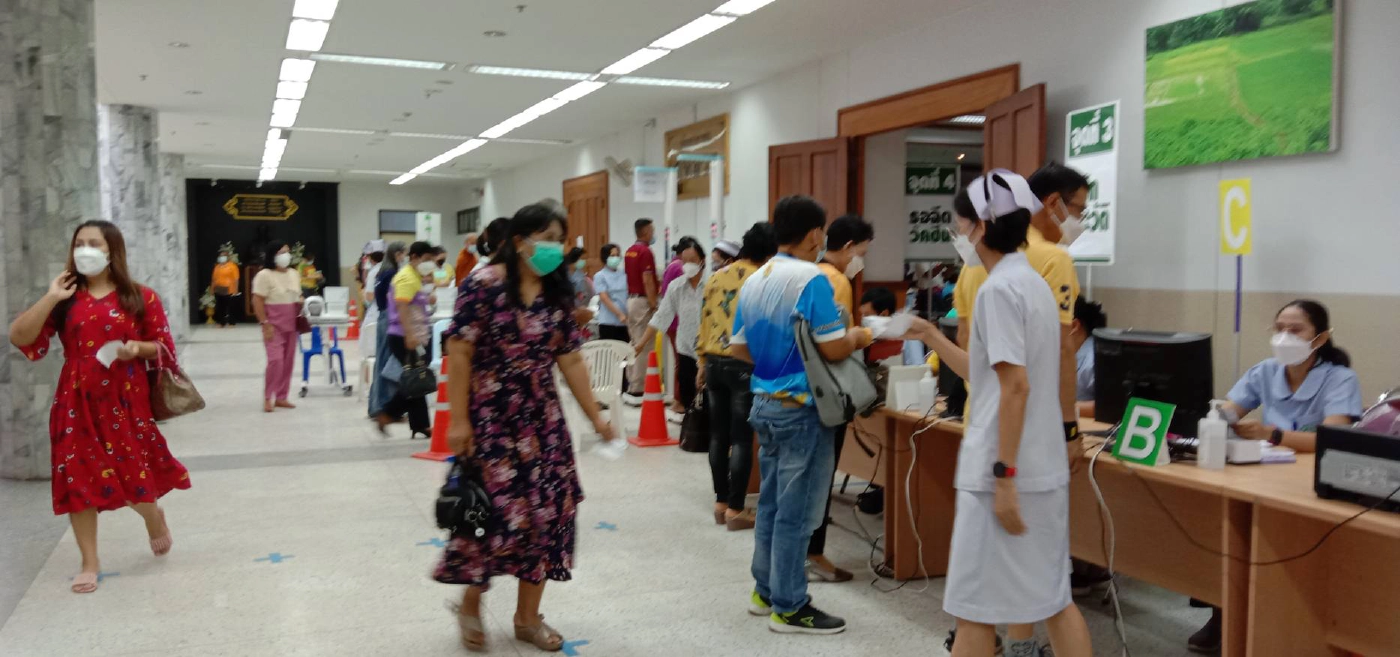 รพ.เลย ออกหน่วยบริการเร่งฉีดวัคซีนผู้สูงอายุถึงบันไดบ้าน