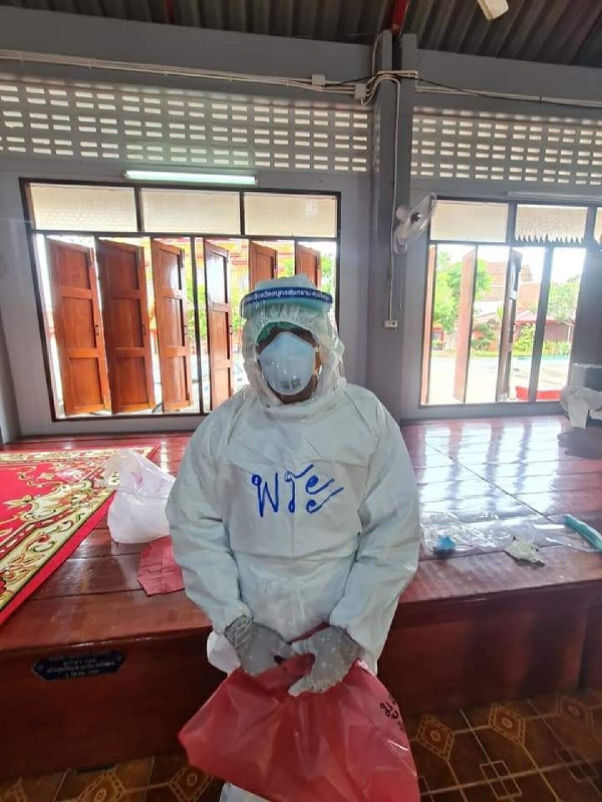 ฮือฮา! ชุด PPE รุ่นใหม่ ออกแบบสำหรับพระสงฆ์โดยเฉพาะ
