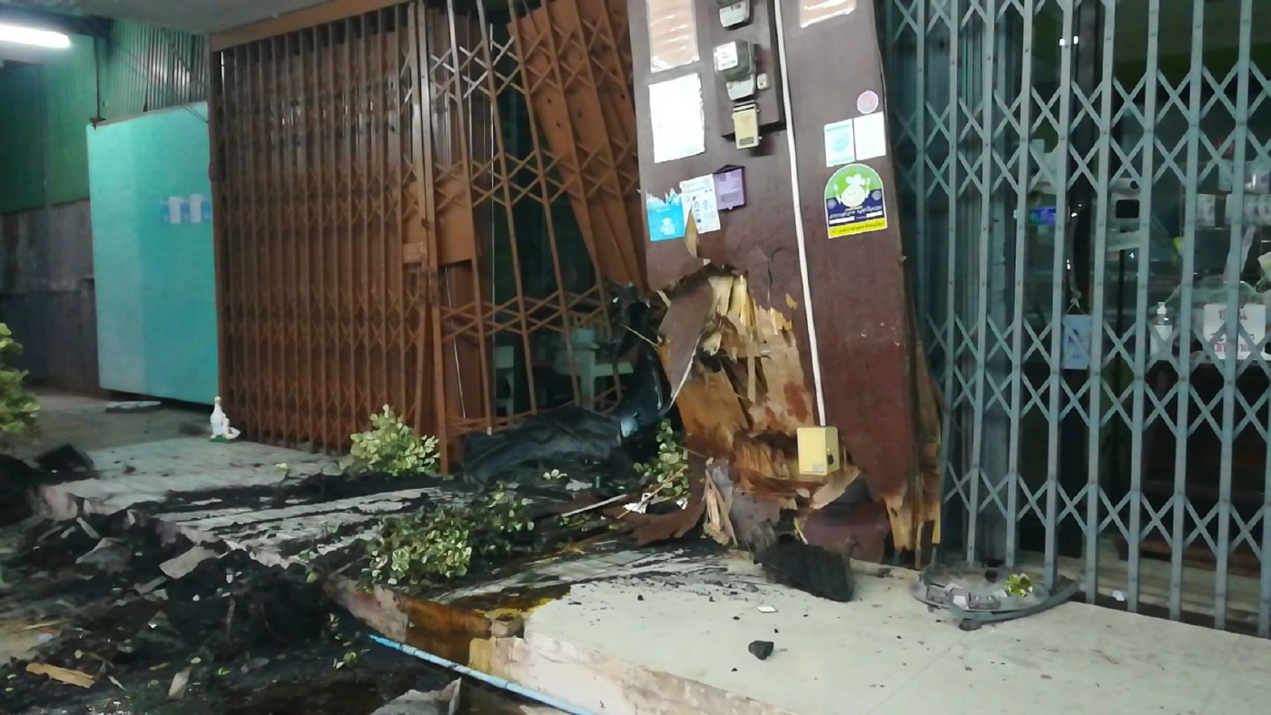 หนุ่มขับเก๋งหลับในพุ่งชนร้านค้าพัง-โชคดีเจ็บเล็กน้อย