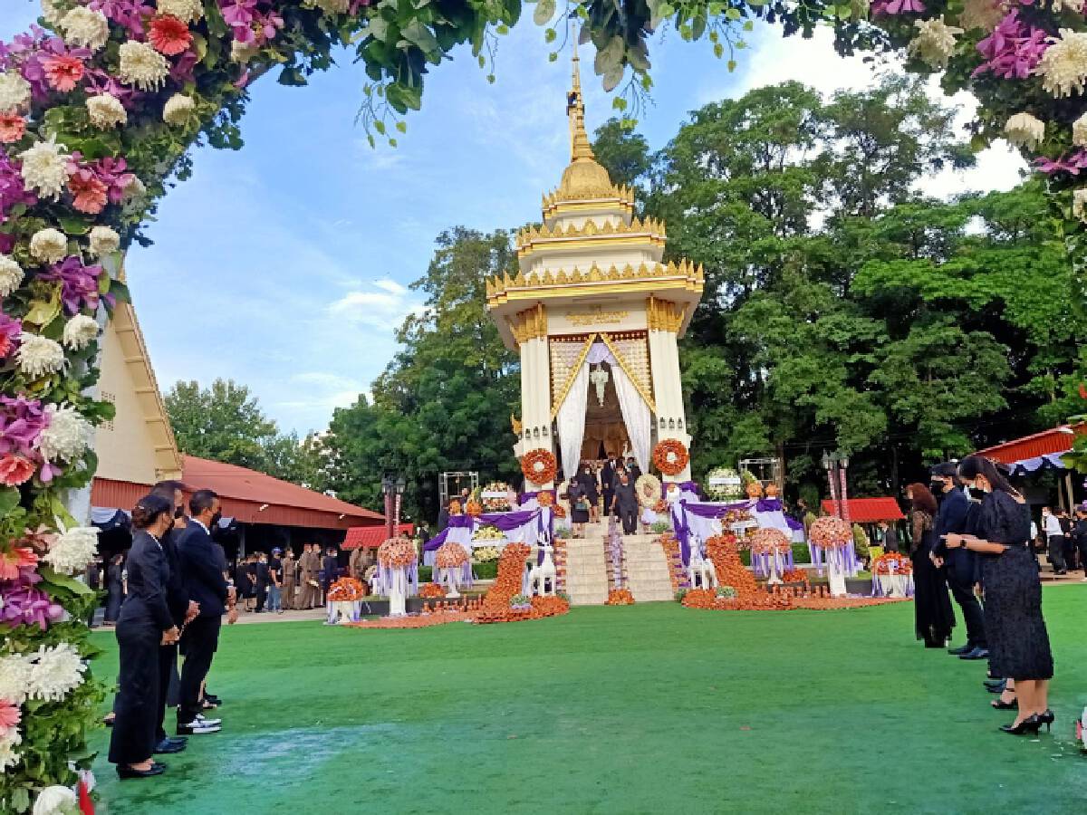 ฮือฮา เจ้าภาพจัดเมรุปันสุข ตกแต่งด้วยบะหมี่-ข้าวสารอาหารแห้ง