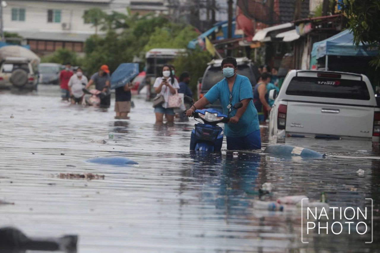 ประมวลภาพ น้ำท่วมย่านนิคมอุตสาหกรรมบางปู