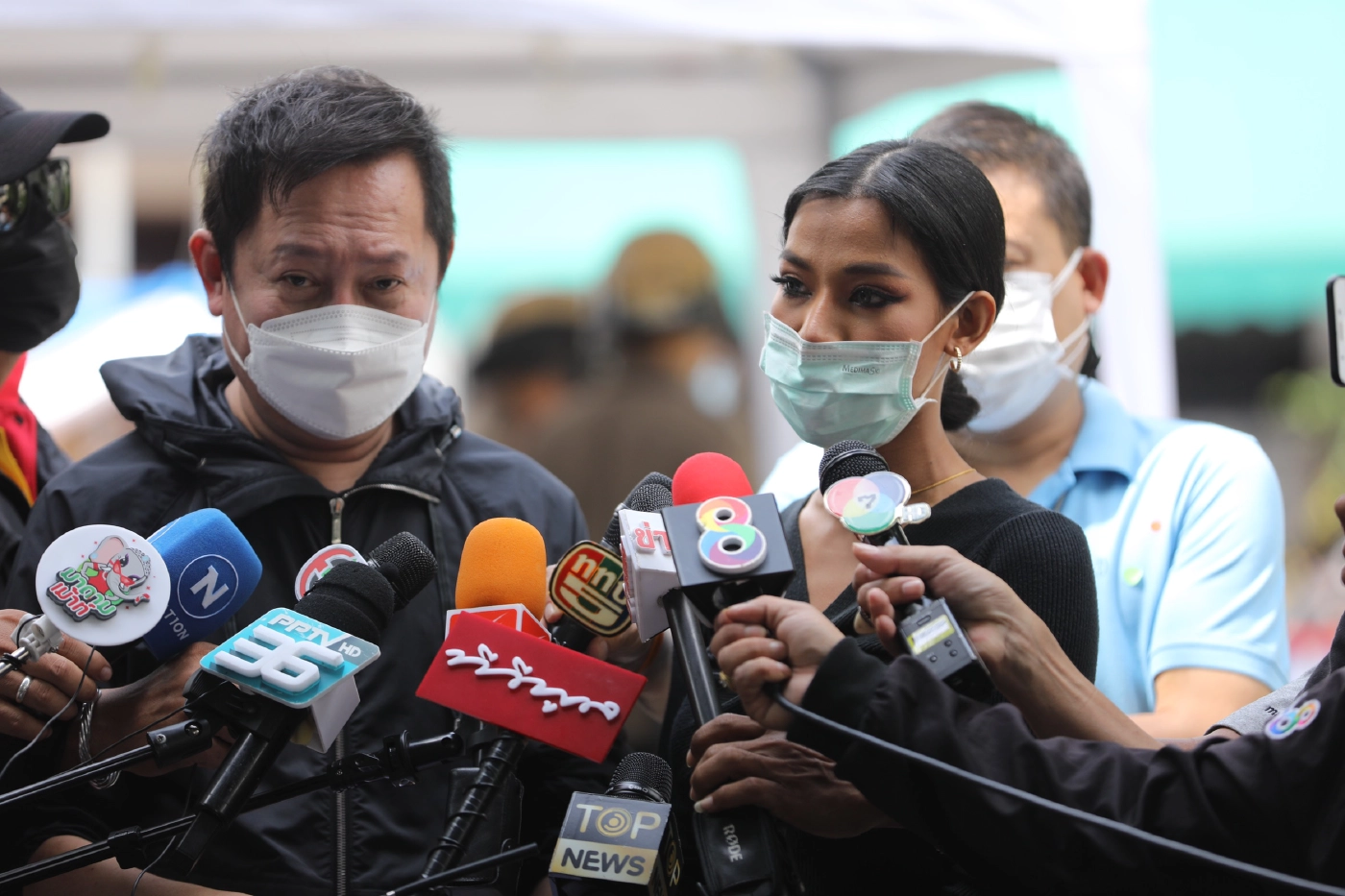 น้ำมิสแกรนด์-ณวัฒน์ ให้สัมภาษณ์สื่อมวลชนปมวิจารณ์นายกฯ