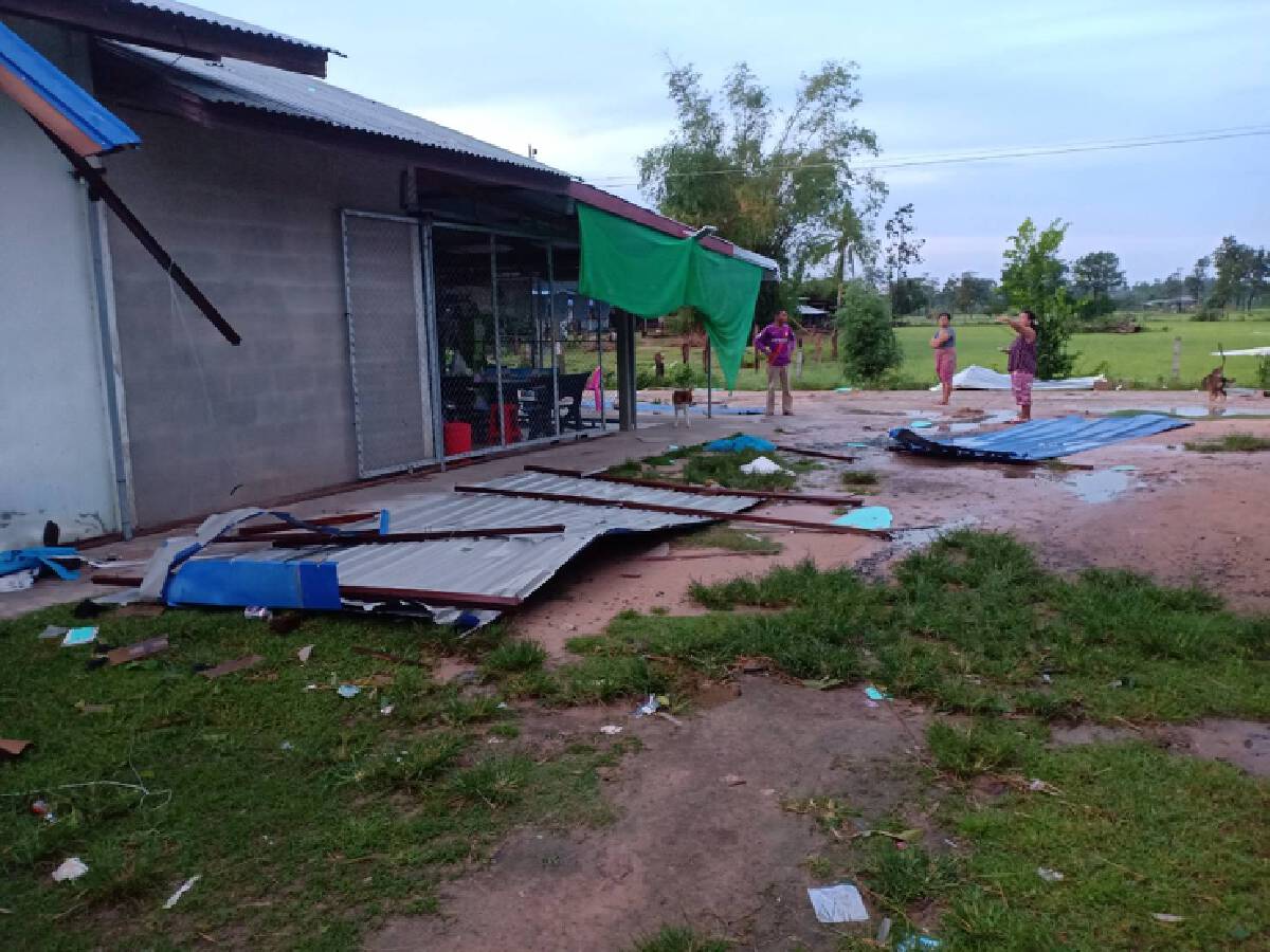 พายุฝนพัดถล่ม 4 หมู่บ้านกลางดึก บ้านเรือนนับร้อยพังราบ