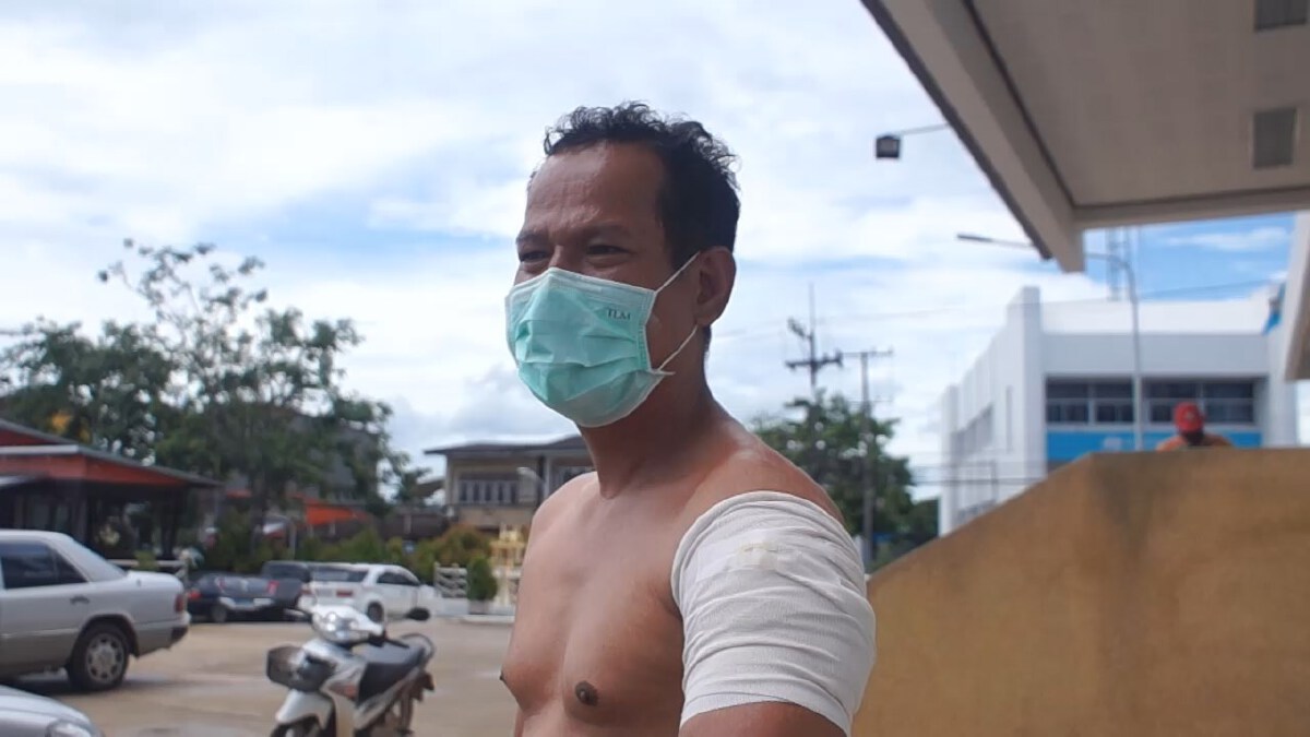 หนุ่มคลั่งบุกแทงผู้ใหญ่บ้านเฉียดตายกลางวงสภากาแฟ