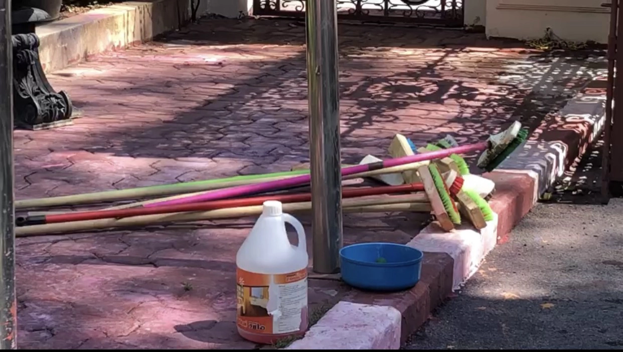 เร่งทำความสะอาดพระฉายาลักษณ์สมเด็จพระพันปีหลวง-ป้าย ตร