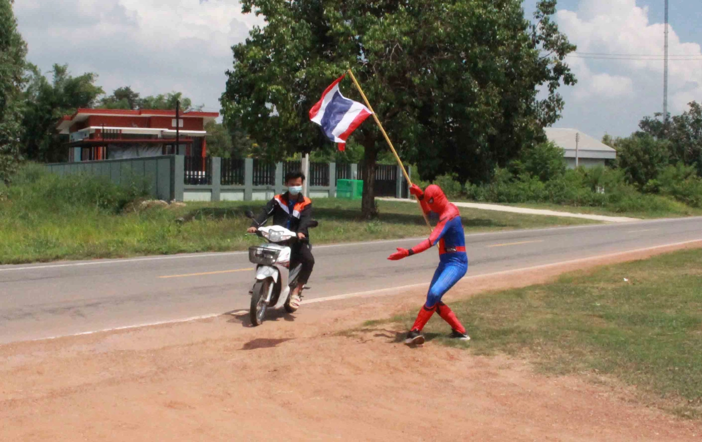 หนุ่มเจ้าของร้านแต่งชุดสไปเดอร์แมนขายกุ้ง-ปลานิลกระตุ้นยอดขายสู้โควิด