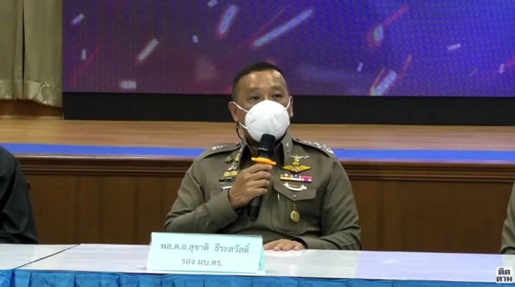 ชาวเน็ตจวก หลังเผยคลิปนาทีตำรวจเคารพ "ผู้กำกับโจ้" ทั้งที่เป็นผู้ต้องหา