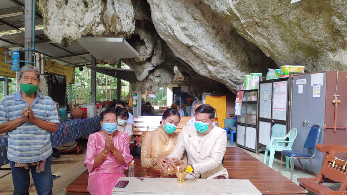 สุดยอดคู่บ่าวสาวแต่งงานในวัด สอดรับยุคโควิด-19