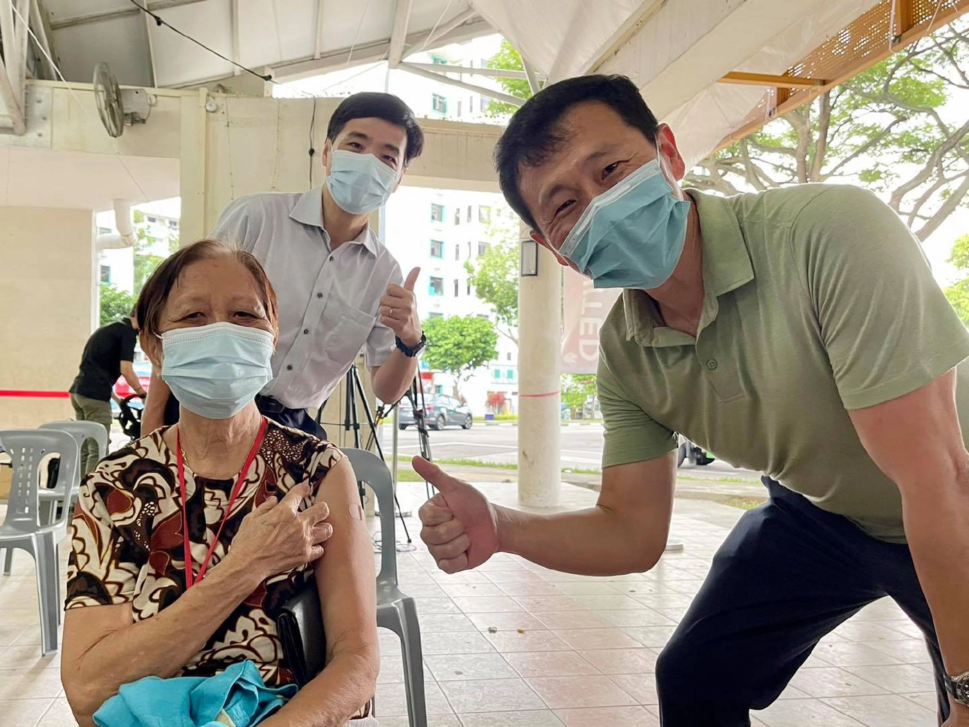 ออง เย คัง รมว.สาธารณสุขสิงคโปร์ (ขวาสุด) ลงพื้นที่เยี่ยมจุดฉีดวัคซีนโควิดเมื่อเดือน ก.ค.2564