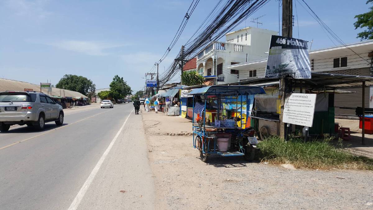ส่งทหารจากค่ายร.8ฉีดพ่นยาและล้างตลาดหลังป่วยโควิด 10  คน