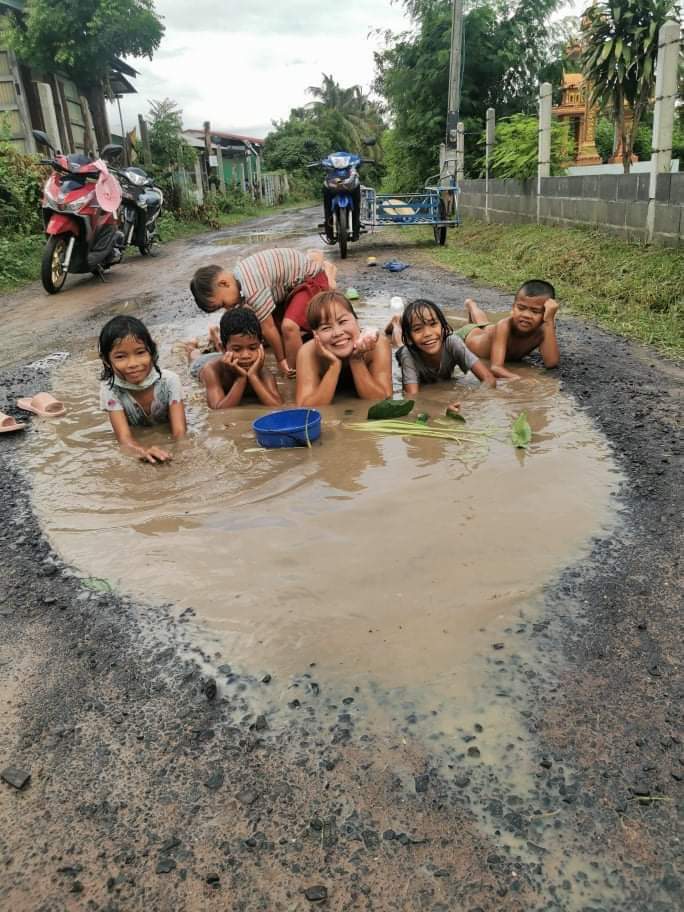 ชาวบ้านสุดทนถ่ายคลิปนุ่งกระโจมอกอาบน้ำกลางถนนชำรุดกว่า10ปี