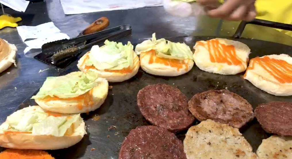 คนชรา คนท้องกินฟรี!!ที่ร้านสถานีเบอร์เกอร์ฯ