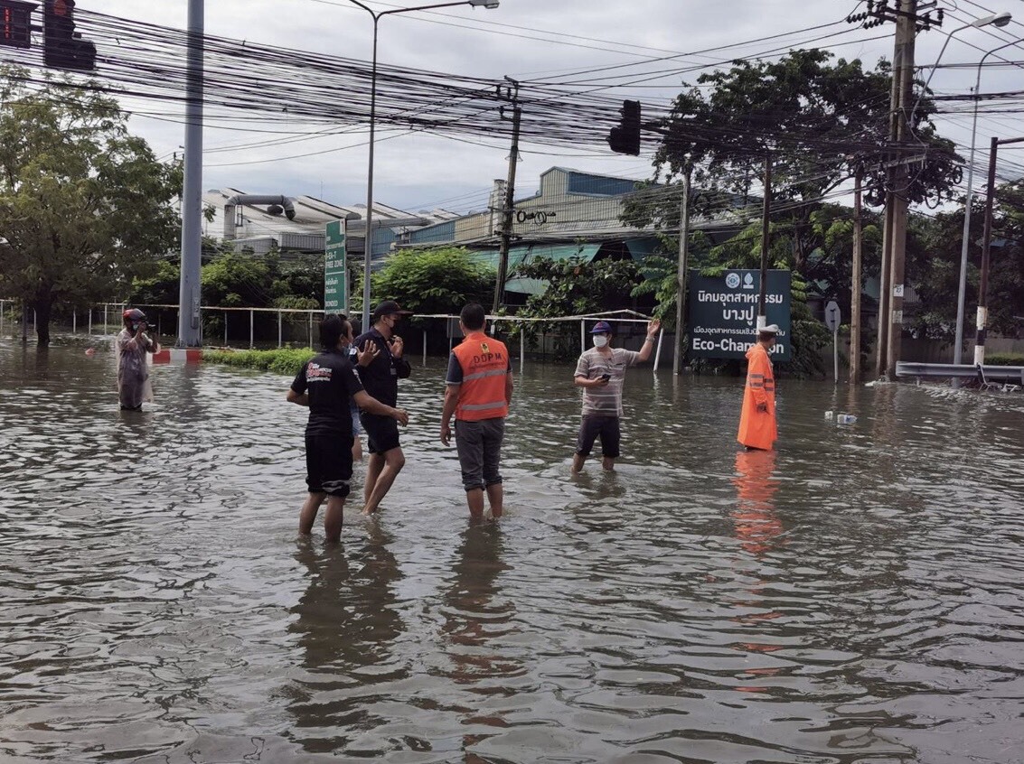 ปภ.เร่งช่วยเหลือ นิคมบางปูอ่วม หลังเจอฝนตกหนัก น้ำท่วมหลายจุด