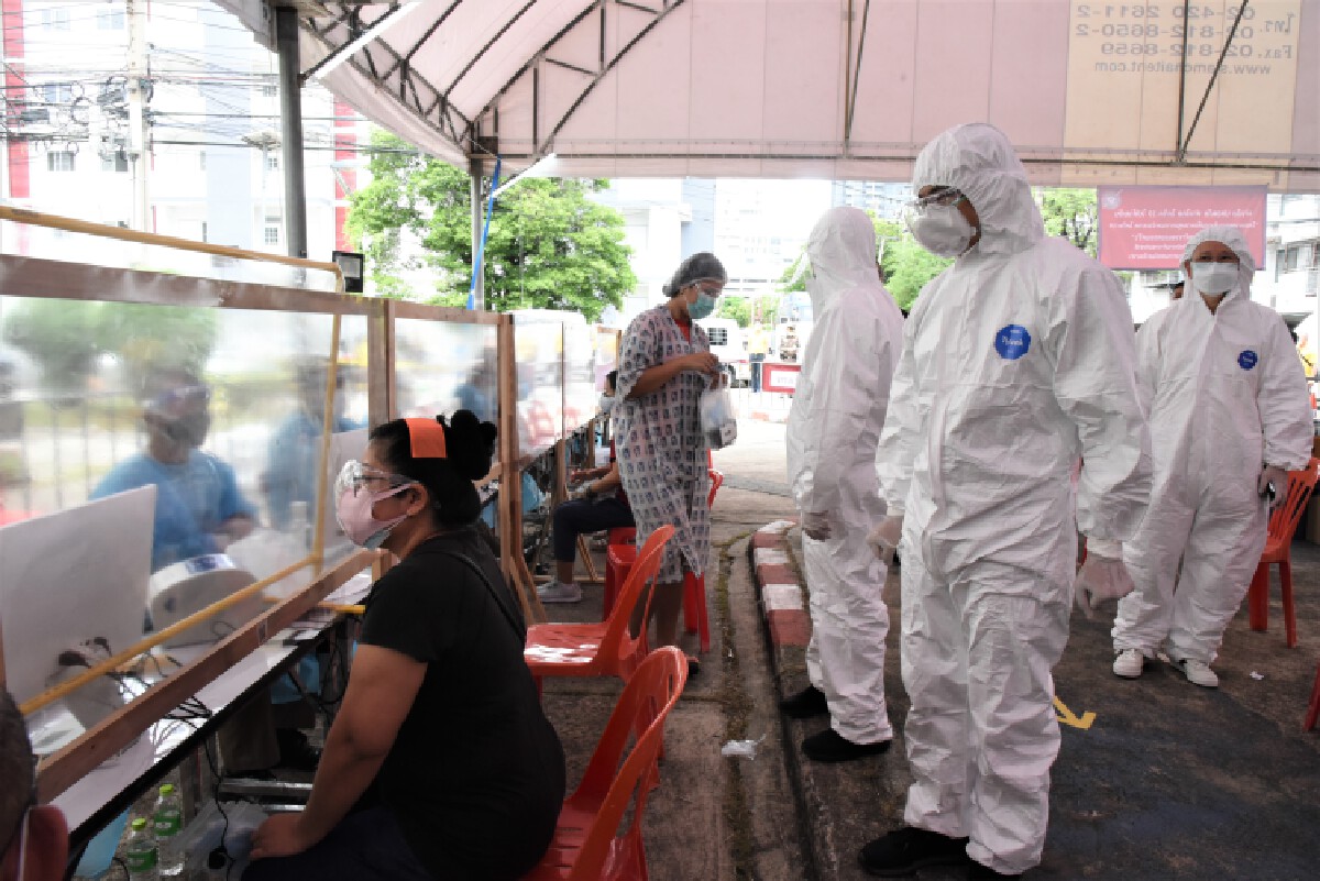 ผบ.ตร.ใส่ชุด PPE เยี่ยมจุดคัดกรองโควิด-19