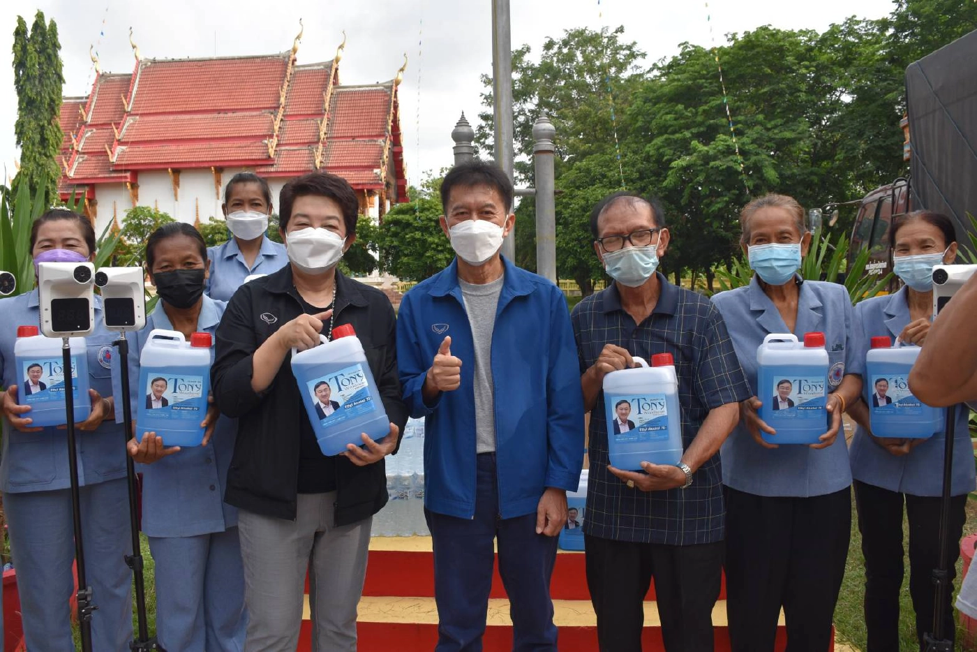 ชาวบ้านฮือฮา! แจกแอลกอฮอล์ "Tony Woodsome"