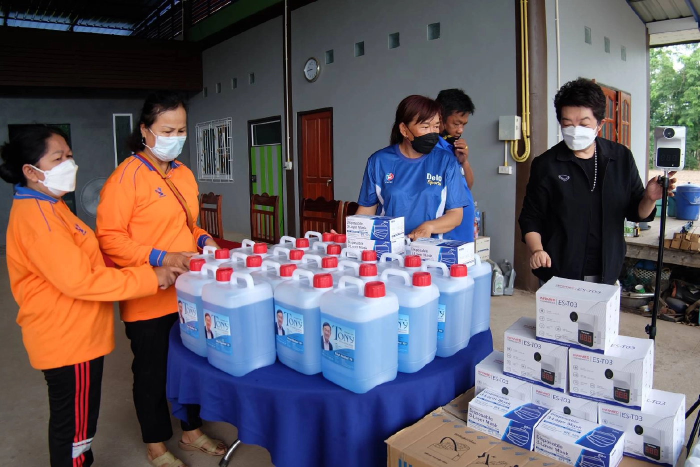 ชาวบ้านฮือฮา! แจกแอลกอฮอล์ "Tony Woodsome"