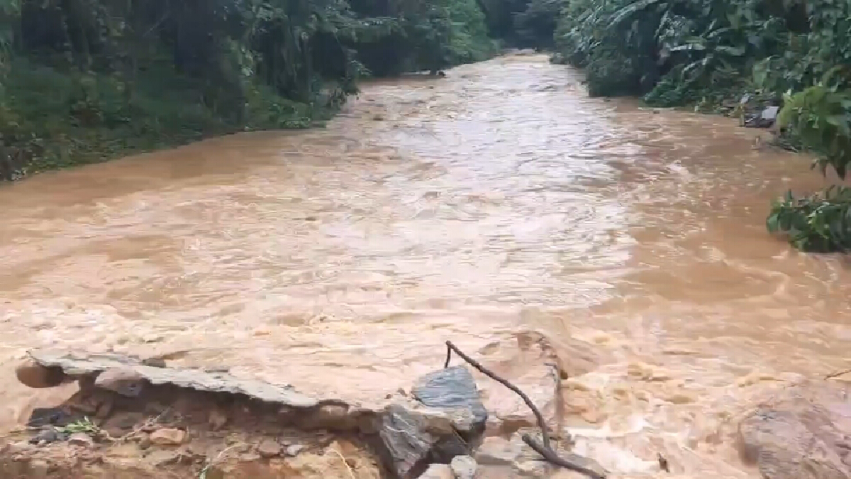 ฝนถล่มนบพิตำ ซัดสองหมู่บ้านตัดขาด 200 ครัวเรือนเดือดร้อน