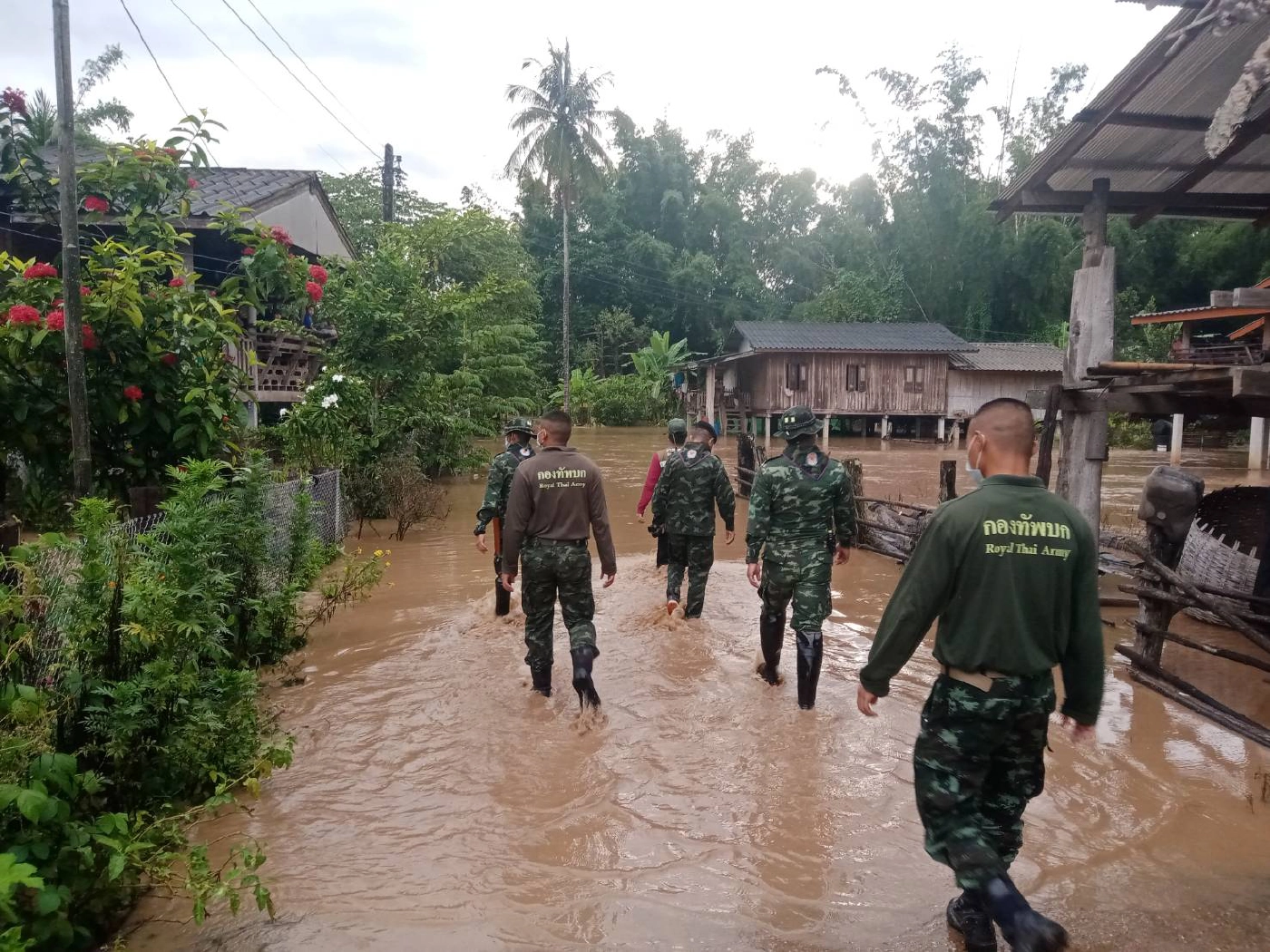 อุ้มผาง น้ำท่วมฉับพลัน ทหารและฝ่ายปกครองท้องที่เร่งช่วยเหลือ