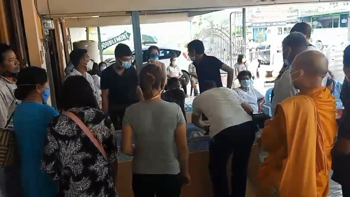 ผัวหึงโหดคว้ามีดทำครัวปาดคอกระหน่ำแทงเมียดับ