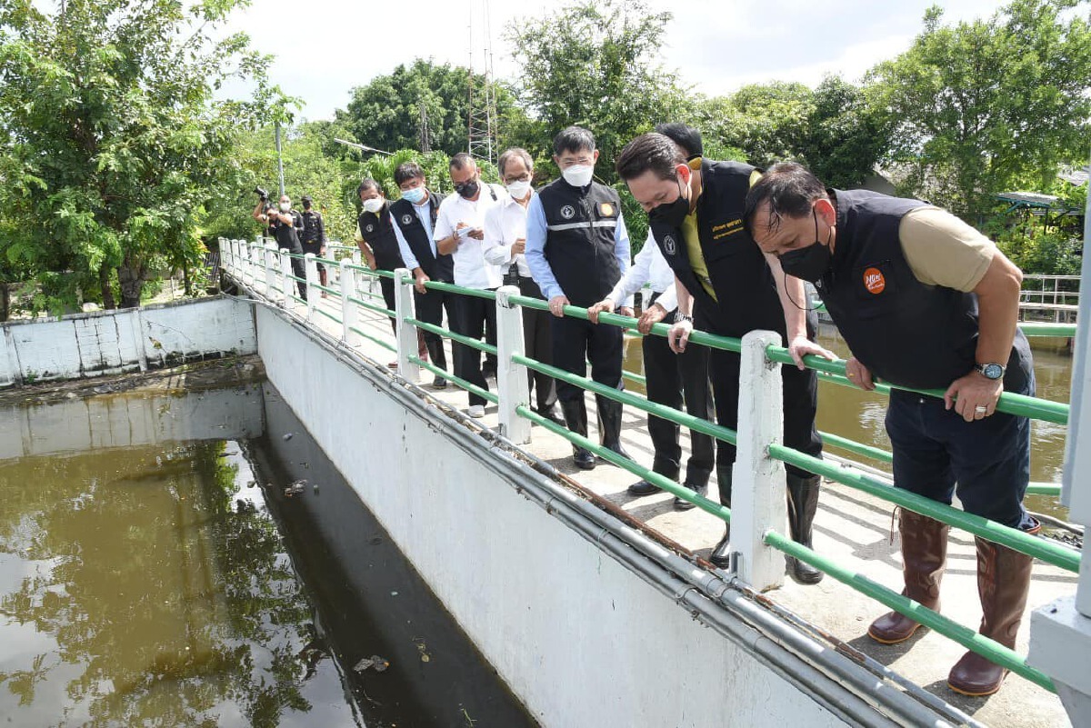 ลาดกระบังเร่งสูบน้ำลงคลอง เปิดบานประตูระบายน้ำเพิ่ม