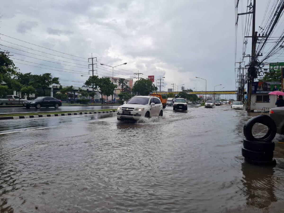 ฝนถล่ม 30 นาที น้ำทะลักท่วมถนนมิตรภาพหน้าตลาดเซฟวัน