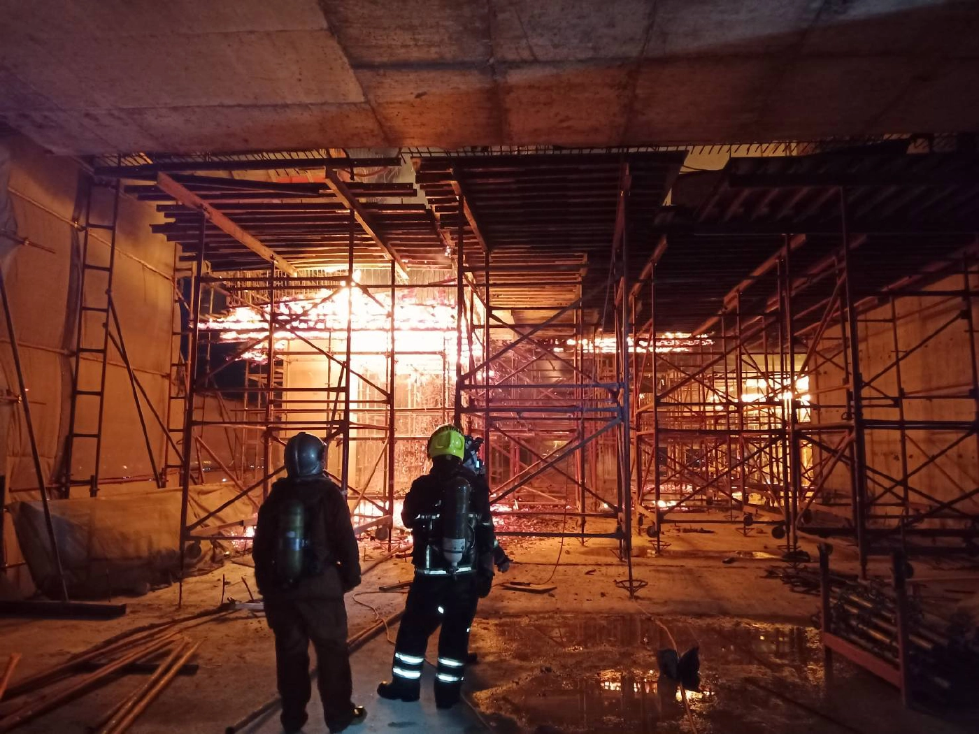 ระทึกกลางดึก ไฟไหม้ดาดฟ้าอาคาร เอส โอเอซิส คุมเพลิงได้แล้ว ไร้ผู้บาดเจ็บ