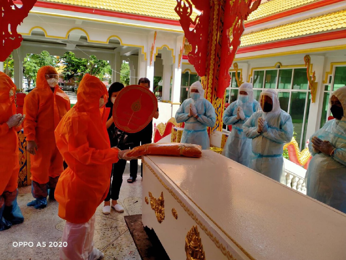 หลวงพ่อถึงกับร้องให้ เย็นเผาศพปู่บ่ายรดน้ำศพย่า เสียชีวิตเพราะติดโควิด