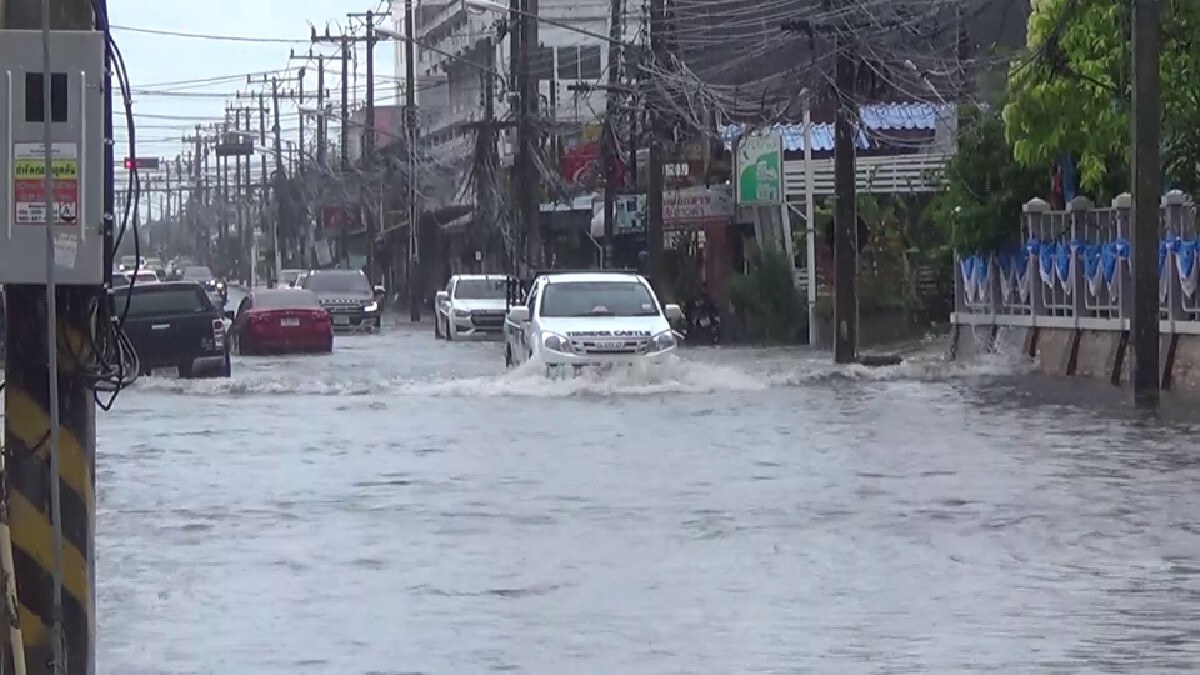 ฝนถล่มกว่า 1 ชม.น้ำท่วมขังถนนหลายสายในเขตเทศบาล