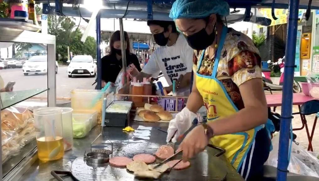 คนชรา คนท้องกินฟรี!!ที่ร้านสถานีเบอร์เกอร์ฯ