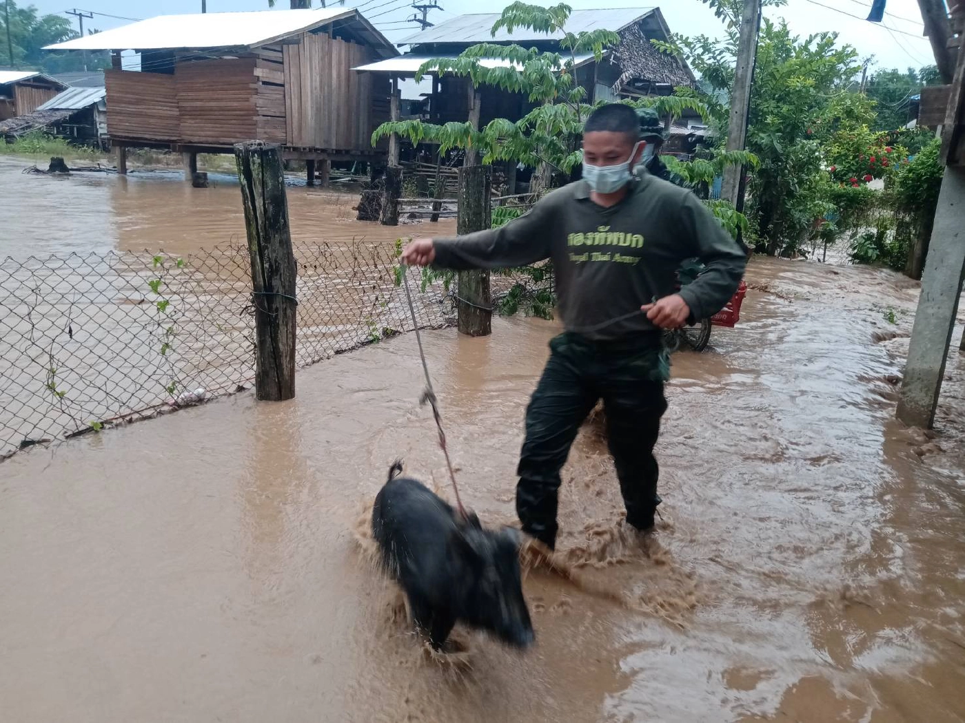 อุ้มผาง น้ำท่วมฉับพลัน ทหารและฝ่ายปกครองท้องที่เร่งช่วยเหลือ