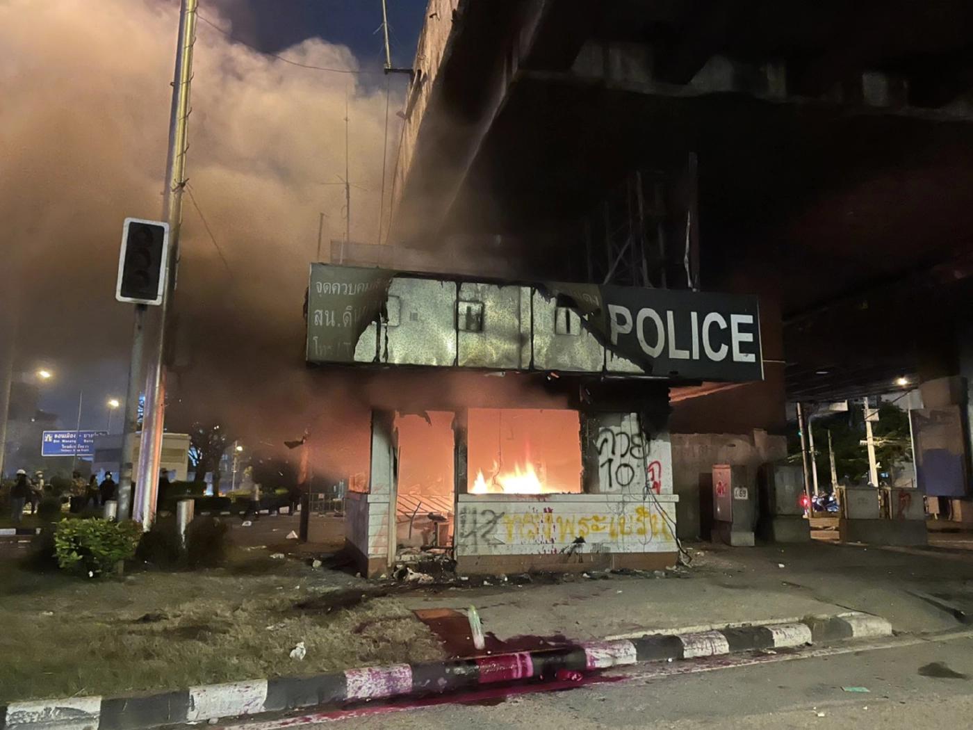 เปิดไทม์ไลน์การชุมนุมสามเหลี่ยมดินแดง 15 ส.ค. 64 ช่วงเย็น ปะทะหลายครั้ง