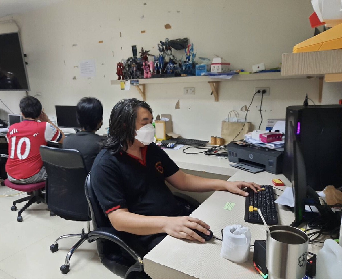 บุกจับแอดมินเว็บพนันออนไลน์  ขณะบริการลูกค้าหน้าจอคอมพิวเตอร์