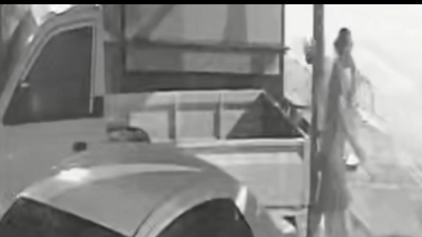 ชาวเน็ตแชร์คลิปโจรหัวล้านลักยางอะไหล่รถยนต์