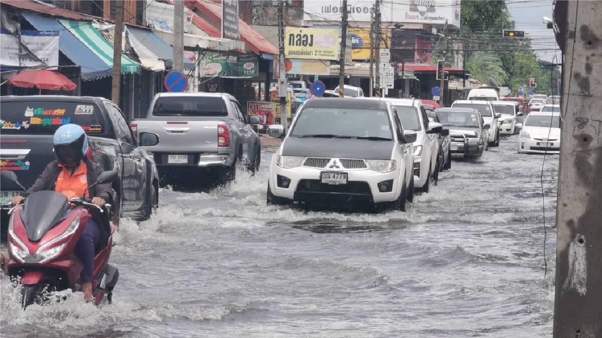 ฝนถล่มกว่า 1 ชม.น้ำท่วมขังถนนหลายสายในเขตเทศบาล