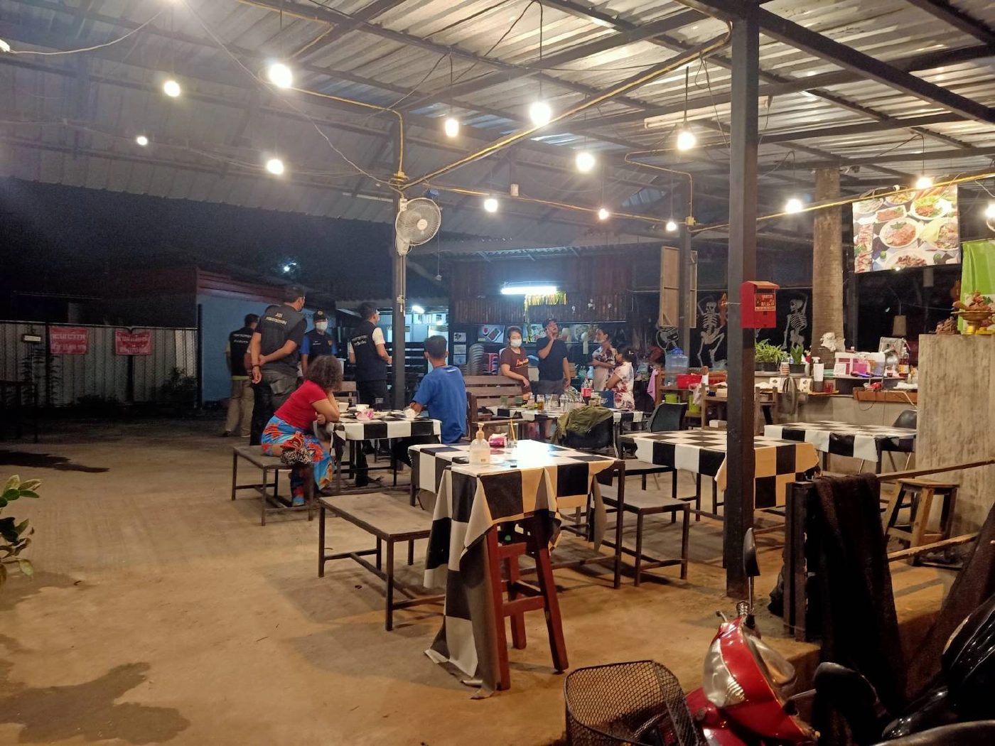 ปลัดสันทรายลุยจับร้านอาหารแหกคอกเย้ยโควิด-19