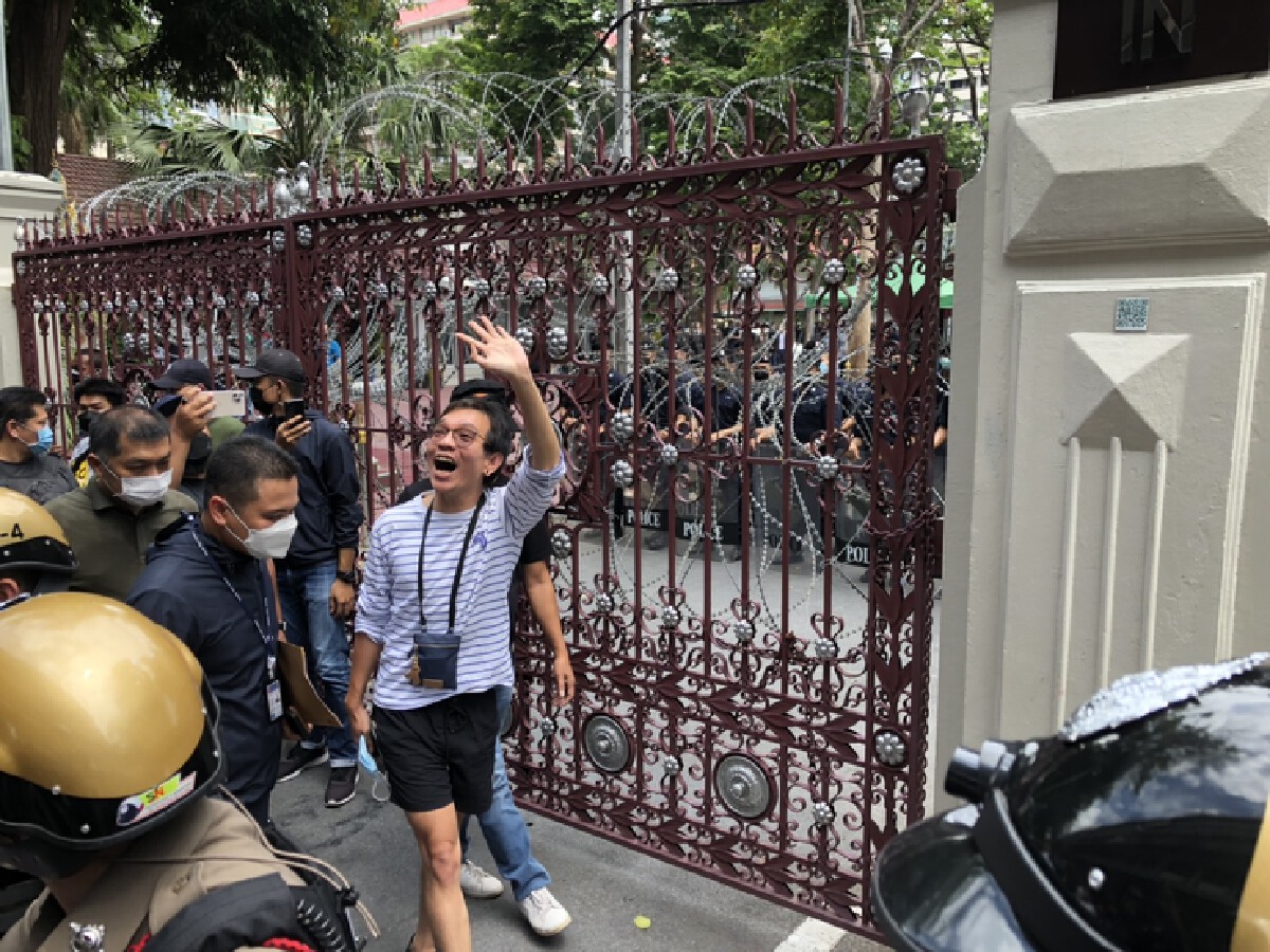 เพนกวิน -ณัชนนท์-ฟ้า พร้อมทนาย เข้ามอบตัว ไฮโซนัท นำมวลชนตามให้กำลังใจ