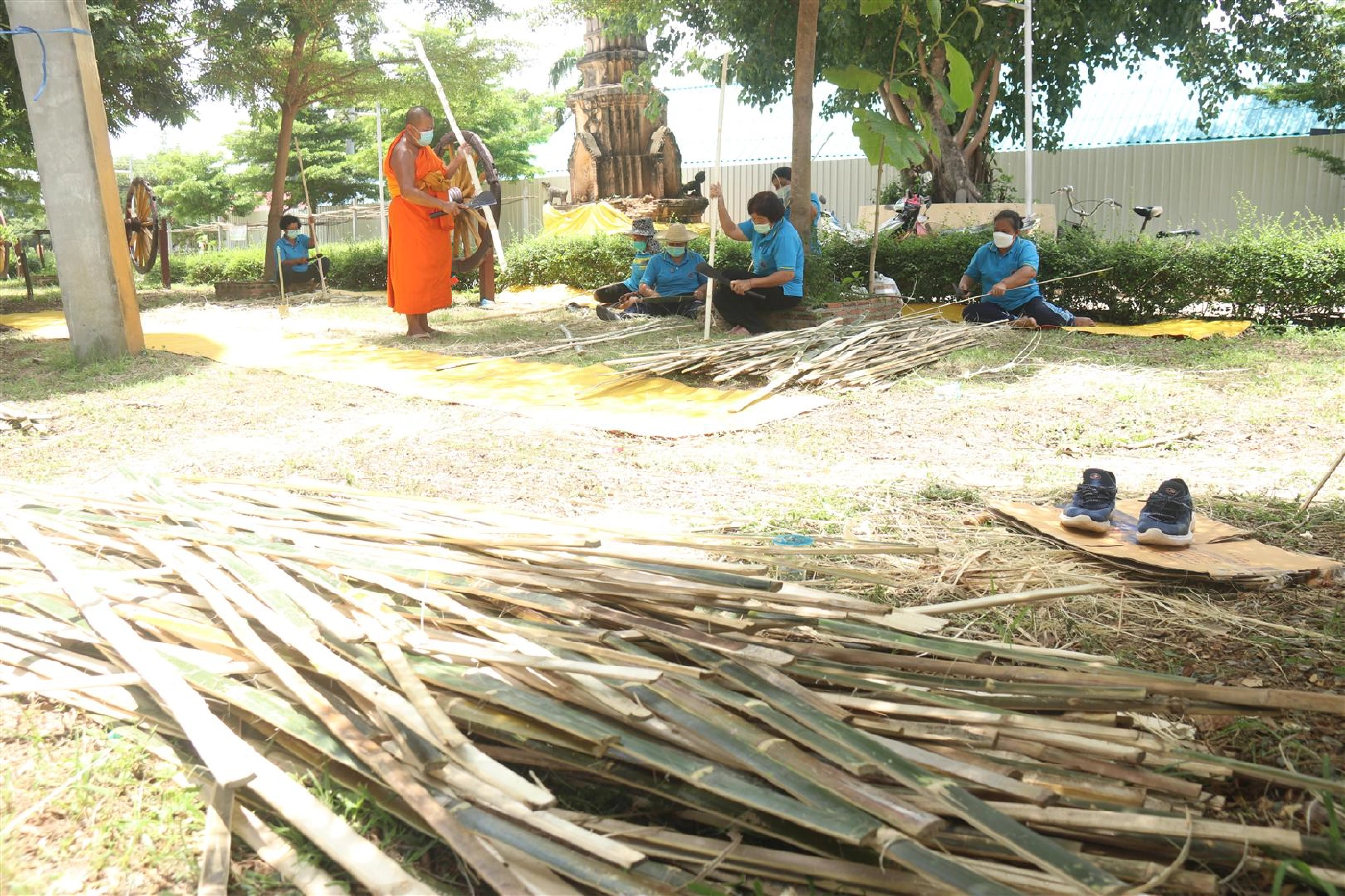 พระวัดวังจิกร่วมทำ"แคร่"เตียงสนามจากไม้ไผ่