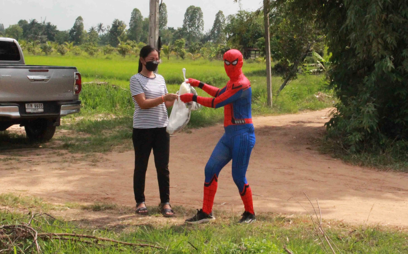 หนุ่มเจ้าของร้านแต่งชุดสไปเดอร์แมนขายกุ้ง-ปลานิลกระตุ้นยอดขายสู้โควิด