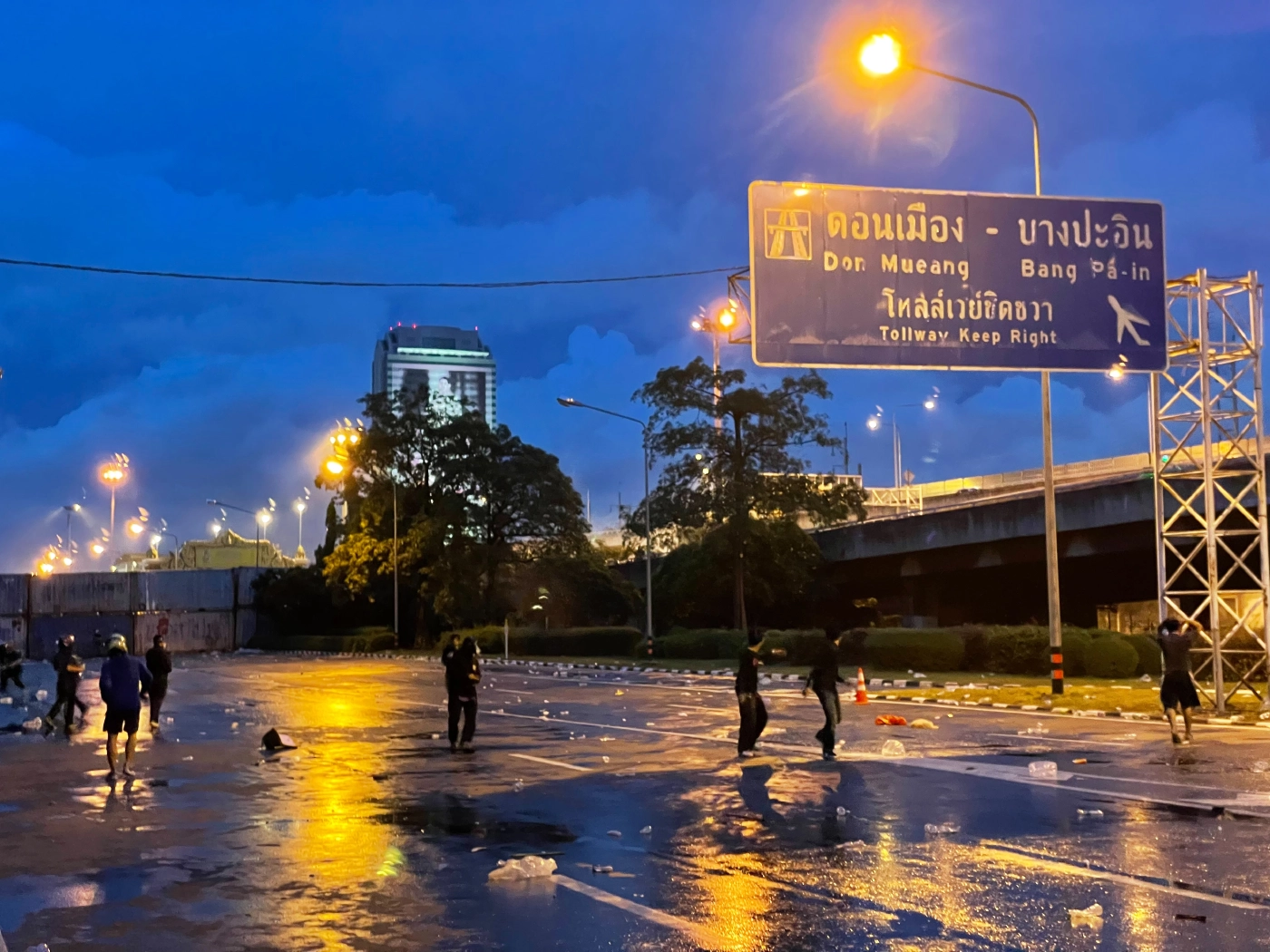 เปิดไทม์ไลน์การชุมนุมสามเหลี่ยมดินแดง 15 ส.ค. 64 ช่วงเย็น ปะทะหลายครั้ง