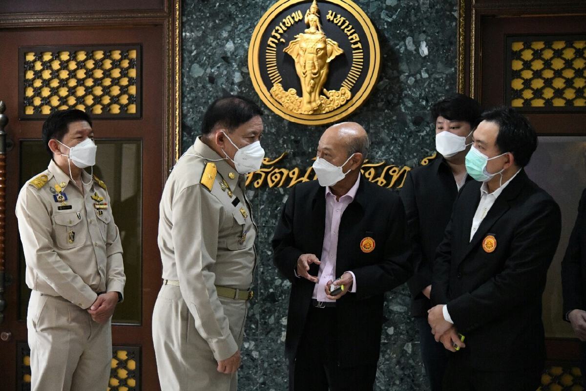 กทม.รับมอบเครื่องออกซิเจน 50 เครื่อง จากสมาคมค้าทองคำ