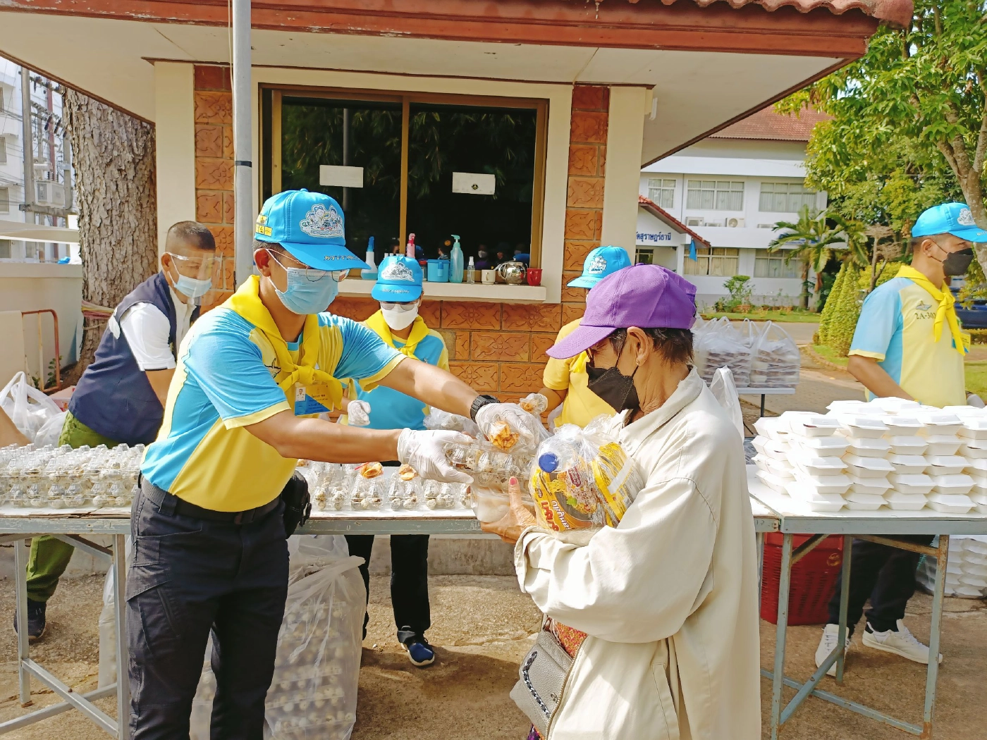 สาวใหญ่ป่วยโควิดช็อคเสียชีวิตระหว่างทางก่อนถึงบ้านเกิด