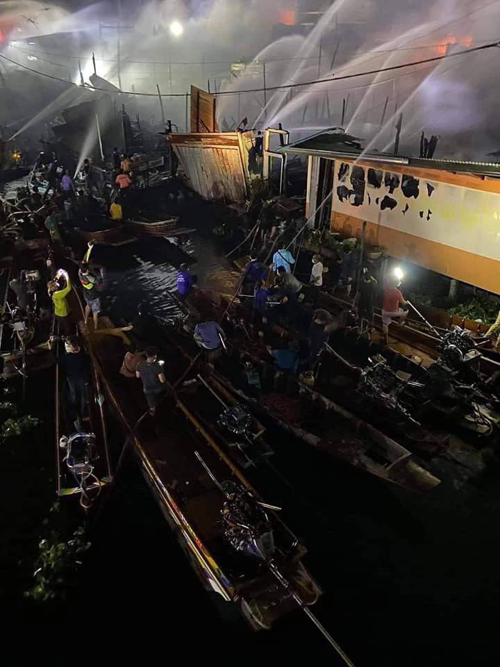 ชาวเน็ตแห่แชร์ "เรือซิ่งฮีโร่" ช่วยดับไฟไหม้ตลาดบ้านแพ้ว