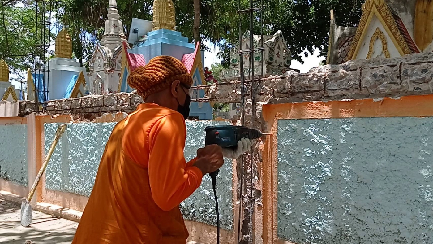 รวมพลังพระ ระดมแรงแข็งขันกันซ่อมแซมกำแพงวัด