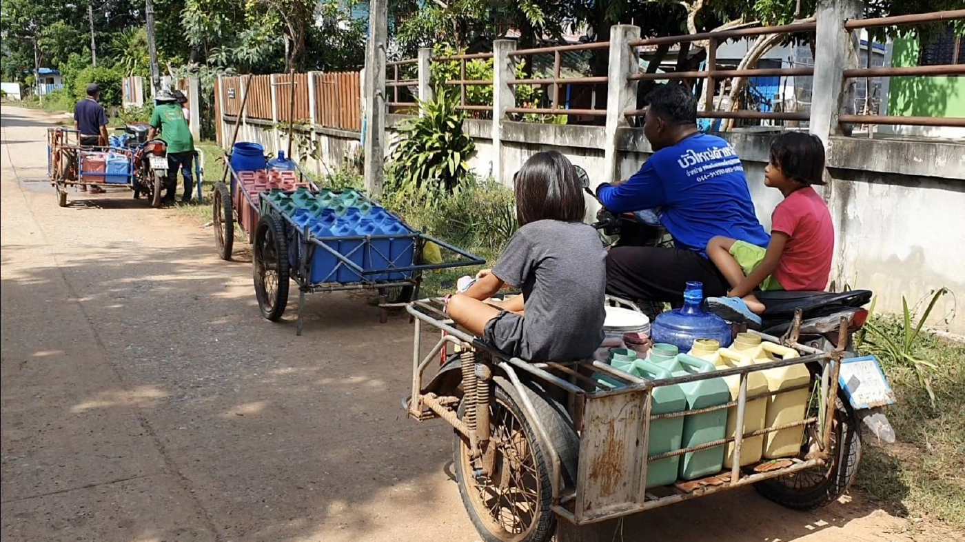 แล้งจัด ชาวบ้านนำถังใส่รถเข็นต่อคิวรับน้ำ