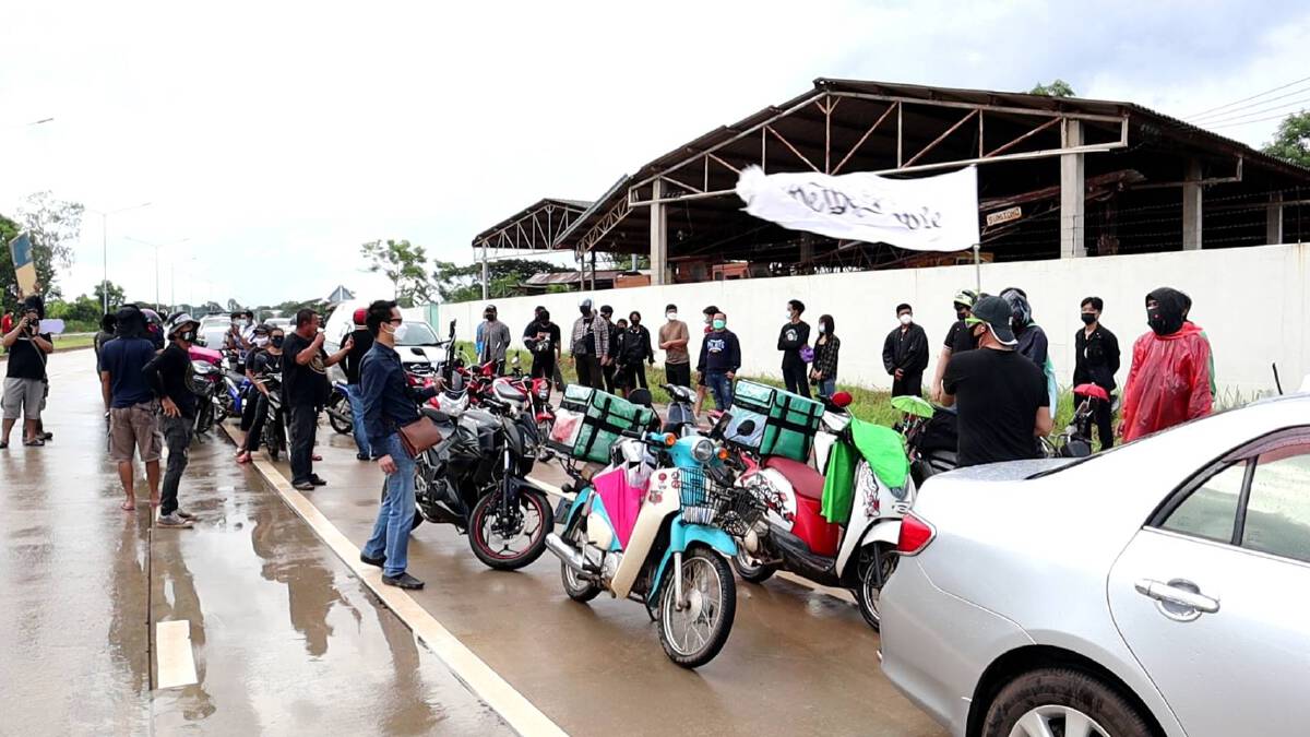 รวมพลชู 3 นิ้วไฮปาร์คไล่ลุง โจมตี 7 ปีที่ผ่านมาบริหารงานล้มเหลว