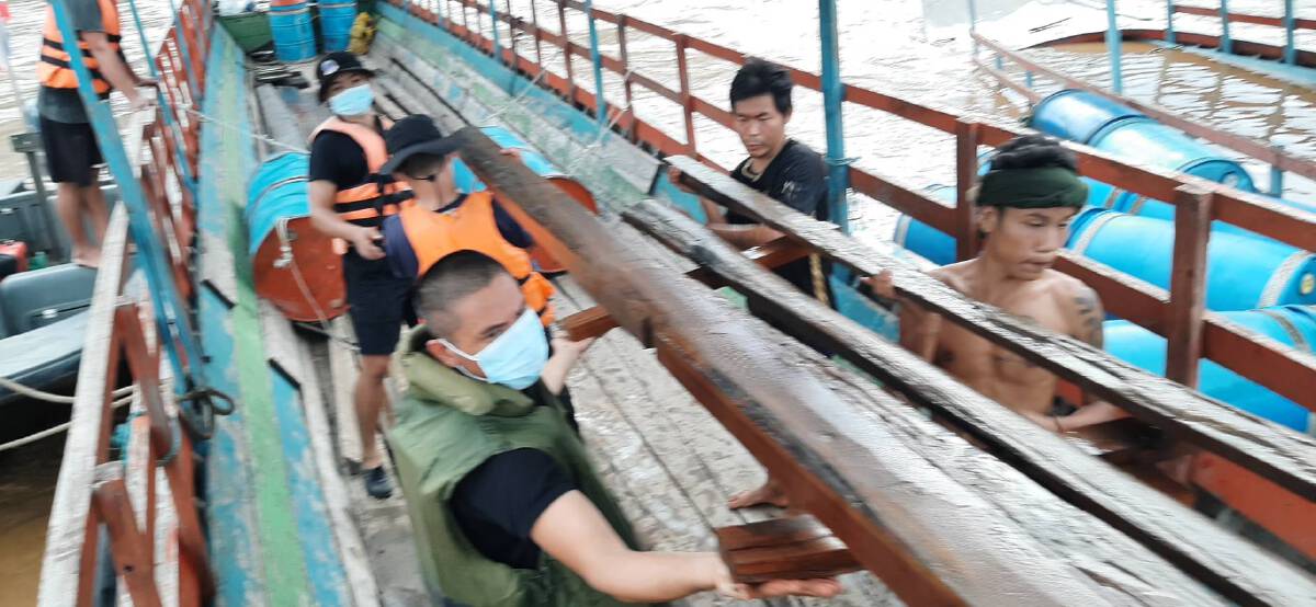กู้เรือสินค้าชนโขดหินกลางแม่น้ำสาละวิน